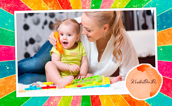 Примеры игр для развития речи ребенка. Мама играет с дочерью в телефон.
